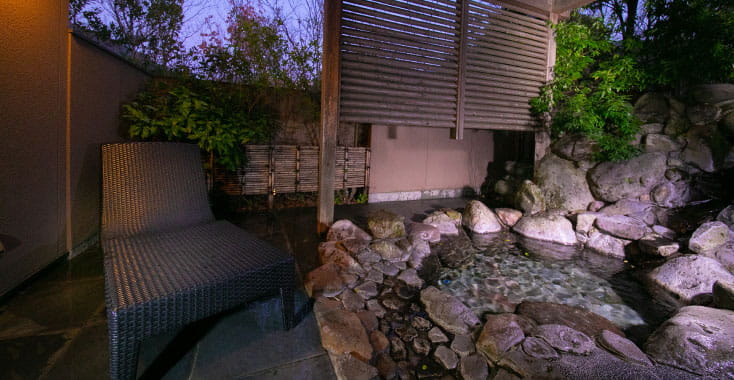 Exclusive hot springs for all 14 independent cottages. 
